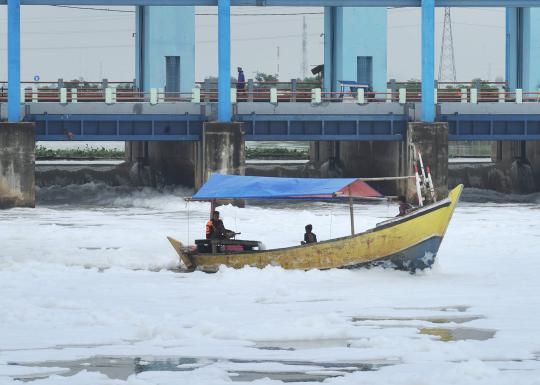 Limbah busa di KBT Marunda bagaikan 