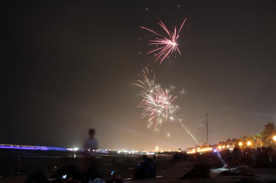 Pesta kembang api mulai hiasi Pantai Ancol