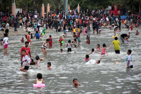 Pesta kembang api mulai hiasi Pantai Ancol