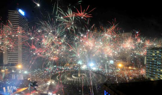 Kemeriahan warna-warni pesta kembang api sambut 2014 di HI (2)