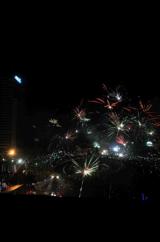 Kemeriahan warna-warni pesta kembang api sambut 2014 di HI (2)