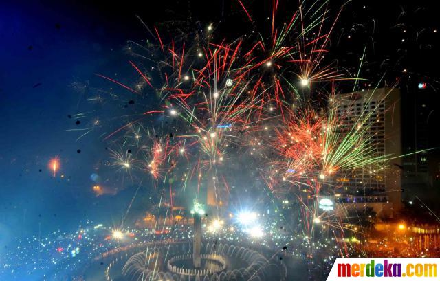 Foto Kemeriahan Warna Warni Pesta Kembang Api Sambut 2014 Di Hi 2 Merdeka Com