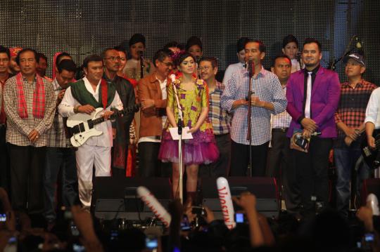 Jokowi saat duet nyanyi dangdut dengan Rhoma Irama di JNF 2014