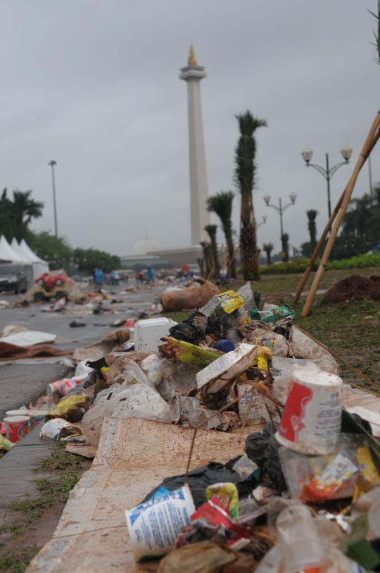 Sampah pasca-perayaan tahun baru 2014 