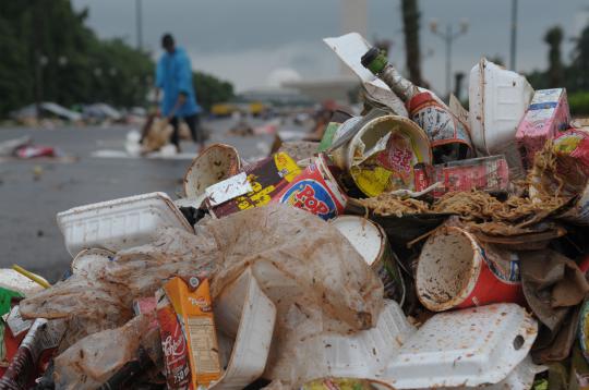 Sampah pasca-perayaan tahun baru 2014 