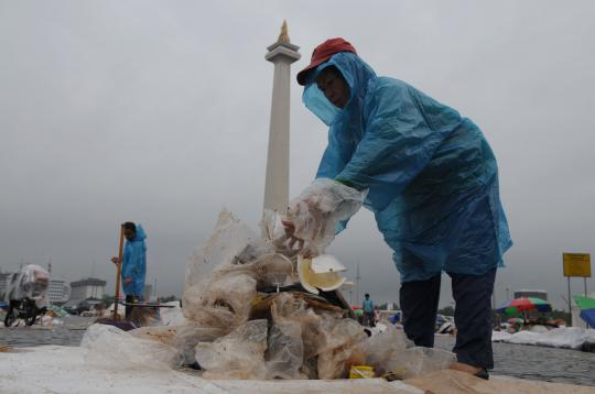 Sampah pasca-perayaan tahun baru 2014 