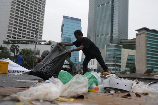 Sampah pasca-perayaan tahun baru 2014 