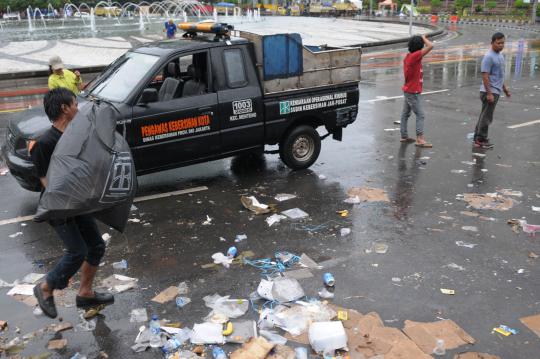 Sampah pasca-perayaan tahun baru 2014 