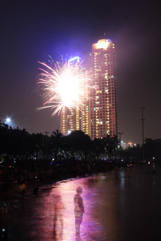 Saat pesta kembang api warnai perayaan tahun baru di Ancol
