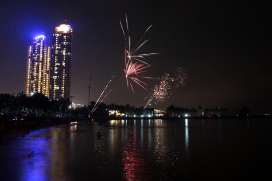 Saat pesta kembang api warnai perayaan tahun baru di Ancol