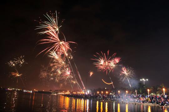 Saat pesta kembang api warnai perayaan tahun baru di Ancol