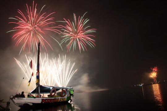 Saat pesta kembang api warnai perayaan tahun baru di Ancol