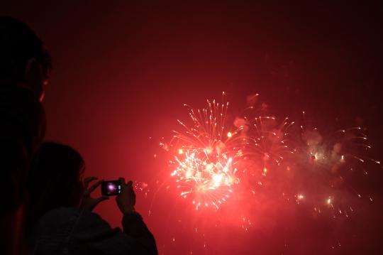 Saat pesta kembang api warnai perayaan tahun baru di Ancol