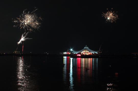 Saat pesta kembang api warnai perayaan tahun baru di Ancol