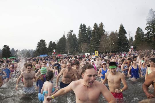 Tradisi tahun baru, warga berbondong-bondong mandi air dingin