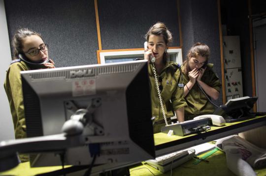Mengintip aktivitas tentara wanita di stasiun radio musik Israel
