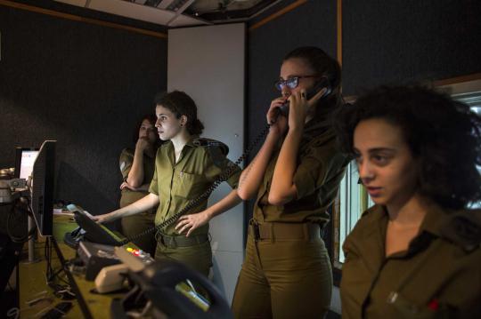 Mengintip aktivitas tentara wanita di stasiun radio musik Israel
