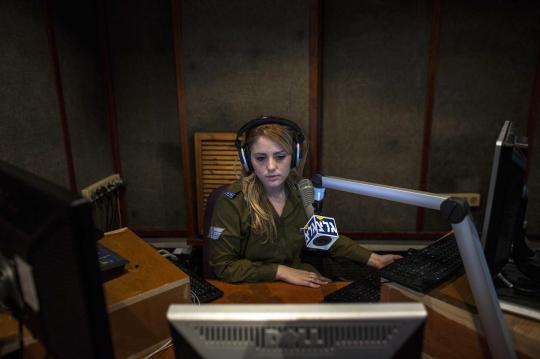 Mengintip aktivitas tentara wanita di stasiun radio musik Israel