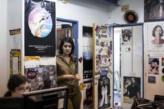 Mengintip aktivitas tentara wanita di stasiun radio musik Israel
