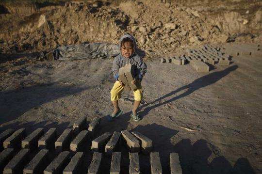 Tak mampu sekolah, anak di bawah umur di Nepal jadi kuli batu