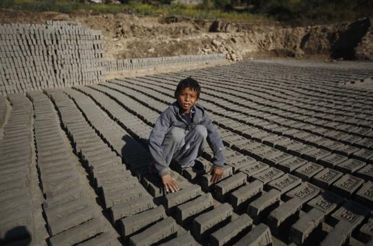 Tak mampu sekolah, anak di bawah umur di Nepal jadi kuli batu