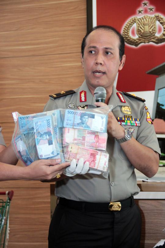 Mabes Polri tunjukkan barang bukti milik teroris Ciputat