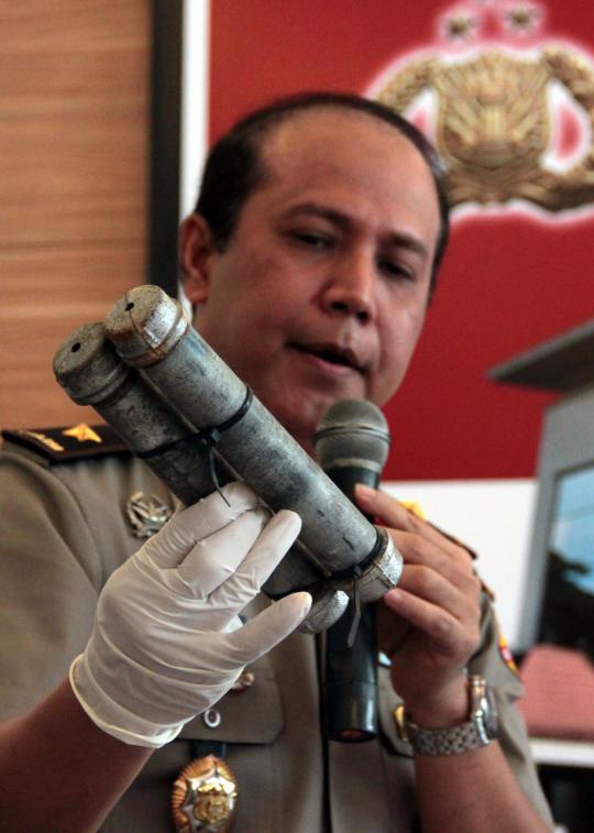 Mabes Polri tunjukkan barang bukti milik teroris Ciputat