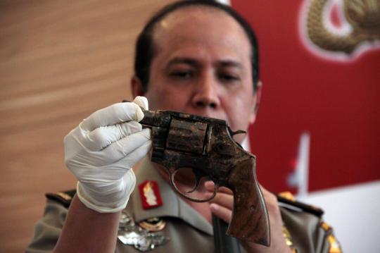 Mabes Polri tunjukkan barang bukti milik teroris Ciputat