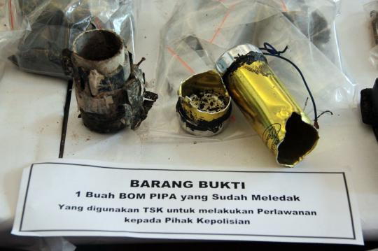 Mabes Polri tunjukkan barang bukti milik teroris Ciputat