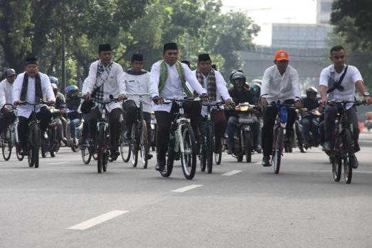 Dilarang berkendara, PNS DKI gowes sepeda ke kantor
