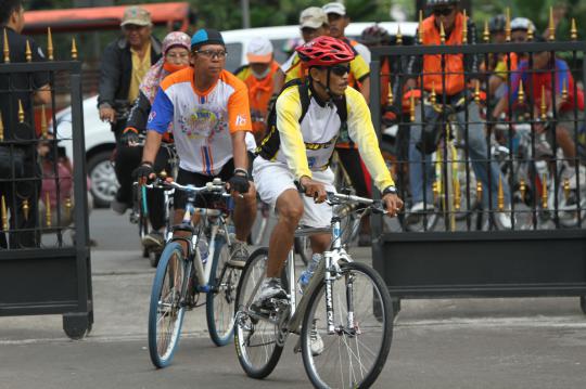 Dilarang berkendara, PNS DKI gowes sepeda ke kantor