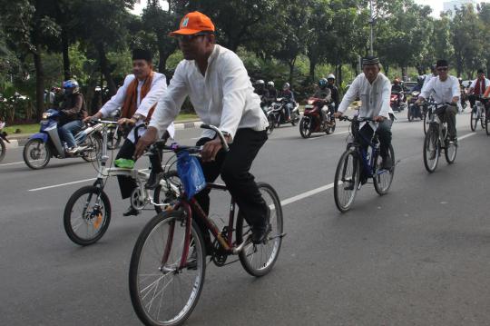 Dilarang berkendara, PNS DKI gowes sepeda ke kantor