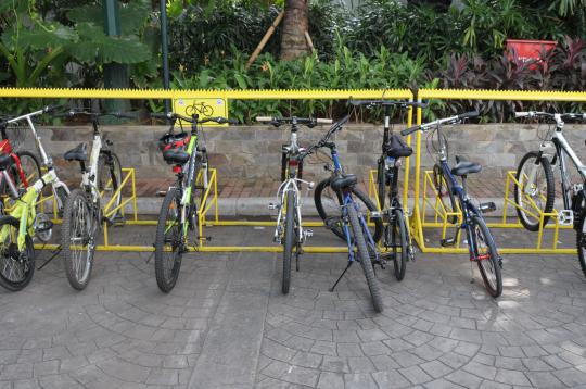 Dilarang berkendara, PNS DKI gowes sepeda ke kantor