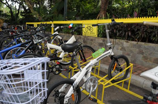 Dilarang berkendara, PNS DKI gowes sepeda ke kantor