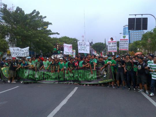 Ribuan Bonekmania geruduk Balai Kota Surabaya