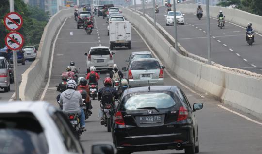 Aksi pengendara sepeda motor nekat terobos JLNT Casablanca