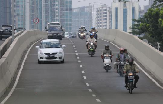 Aksi pengendara sepeda motor nekat terobos JLNT Casablanca