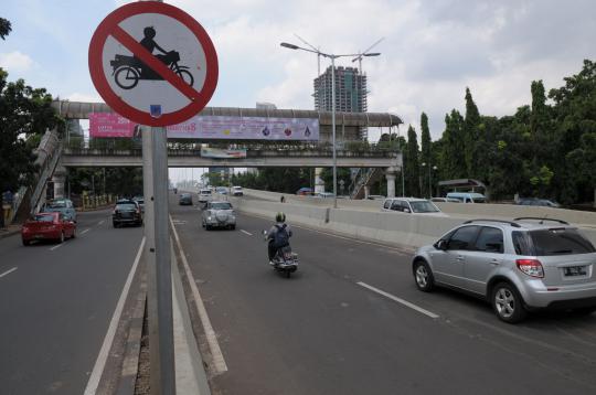 Aksi pengendara sepeda motor nekat terobos JLNT Casablanca