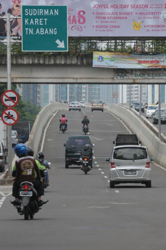 Aksi pengendara sepeda motor nekat terobos JLNT Casablanca