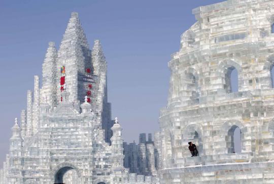 Uniknya benteng-benteng raksasa yang terbuat dari es di China