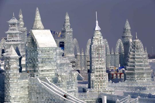 Uniknya benteng-benteng raksasa yang terbuat dari es di China