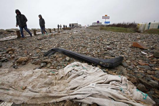 Tersapu Badai Atlantik, bebatuan laut blokir jalan di Prancis