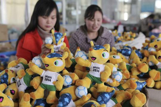 Melihat pembuatan boneka maskot Piala Dunia 2014 Brasil di China