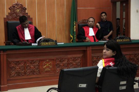 Senyum Vanny Rossyane di sidang perdana