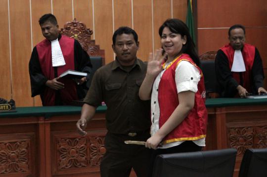 Senyum Vanny Rossyane di sidang perdana