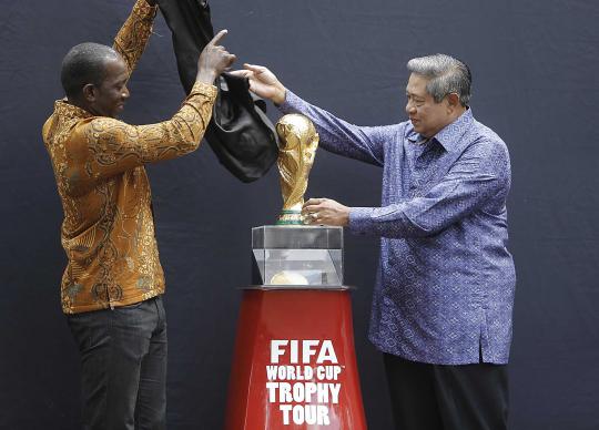 Presiden SBY sambut kedatangan Trofi Piala Dunia di Istana