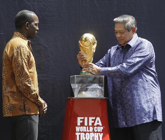 Presiden SBY sambut kedatangan Trofi Piala Dunia di Istana