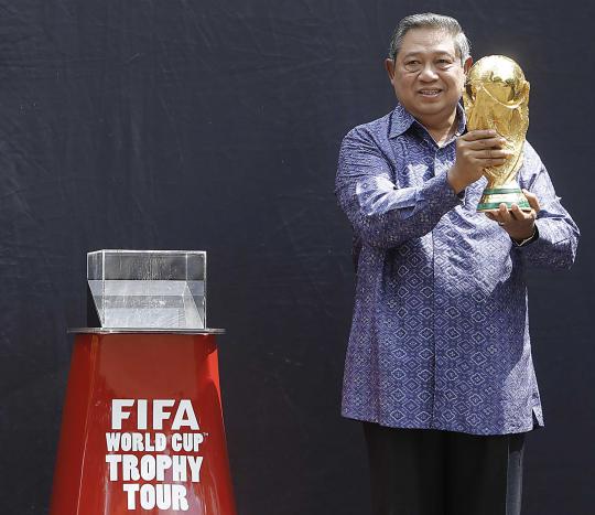 Presiden SBY sambut kedatangan Trofi Piala Dunia di Istana