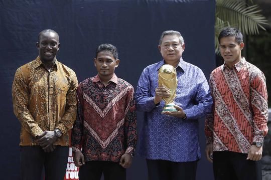 Presiden SBY sambut kedatangan Trofi Piala Dunia di Istana