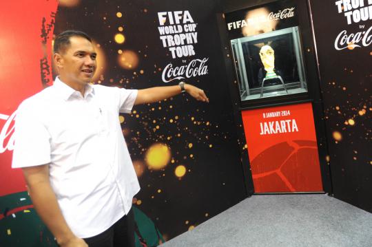 Ditemani anak, Gita Wirjawan saksikan Trofi Piala Dunia di JHCC